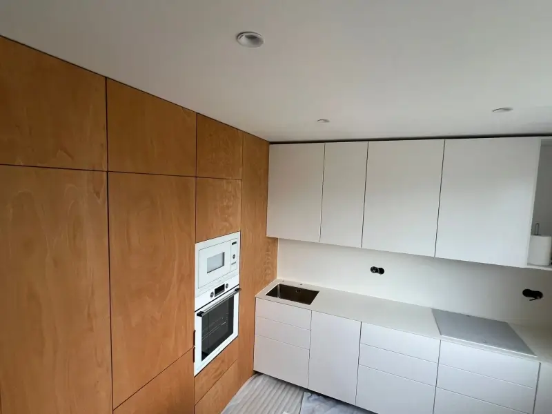 Kuchyň s dýhovanou stěnou na míru