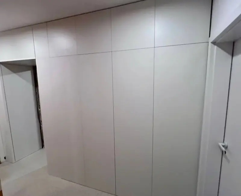 Vestavěná skříň na chodbě