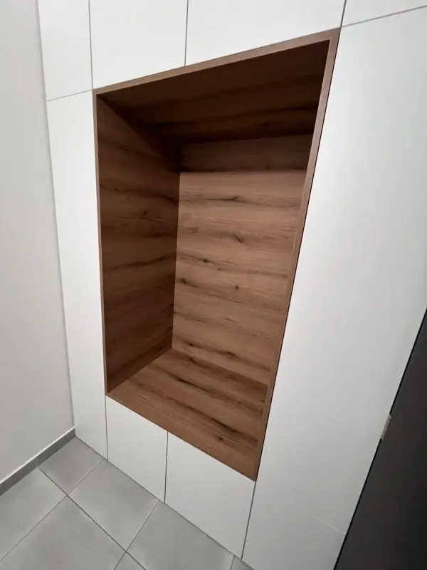 Dubový výklenek v koupelně
