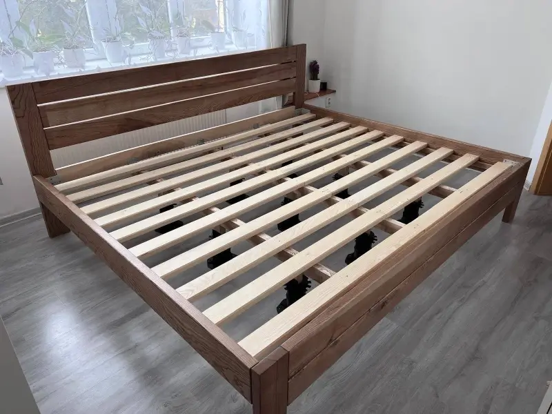Postel z masivu