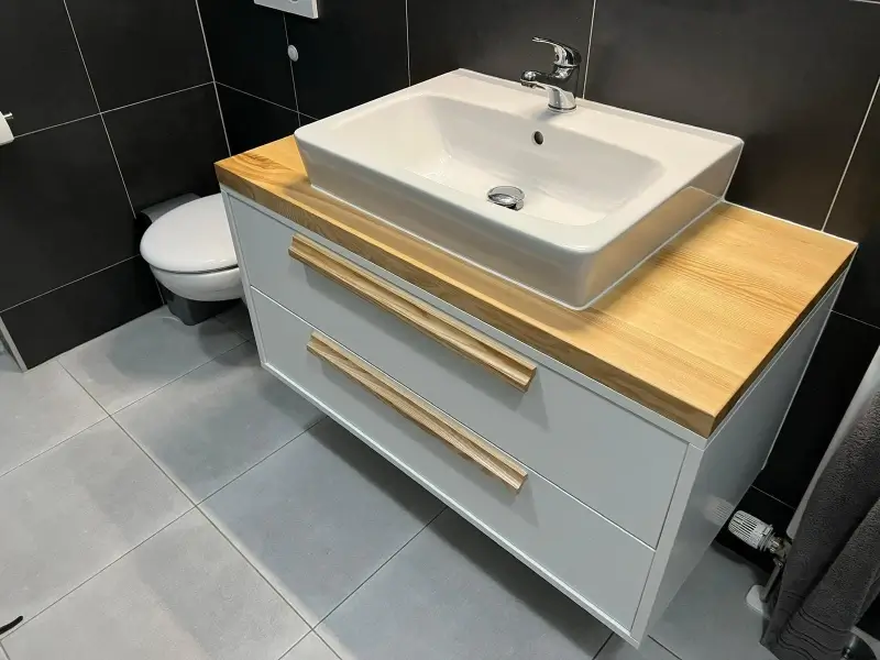 Koupelnová skříňka s dubovou deskou
