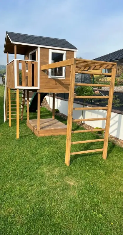 Dětský domek se skluzavkou na zahradě